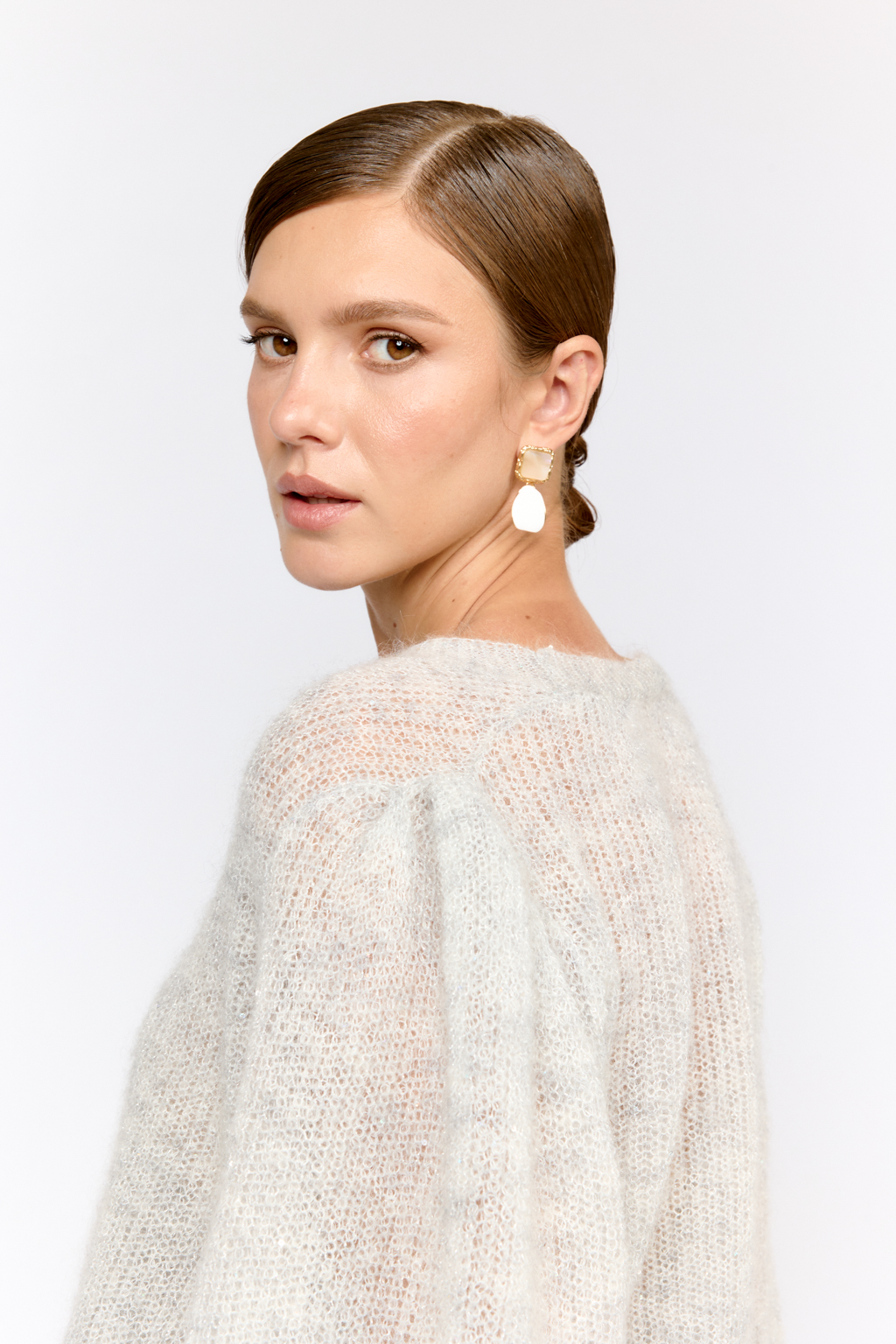 Легкий кардиган с центральной застежкой на пуговицы, V-образной горловиной и укороченным рукавом. Выполнен в премиальной пряже в составе которой, мохер и шерсть. Невесомый на вид, кардиган теплый и уютный. Мохер обладает множеством преимуществ: он легкий, обладает натуральным блеском, прочностью и долговечностью, отлично удерживает тепло. Кроме того, мохер устойчив к скатыванию и деформации. Модель кардигана умеренного объема с укороченным рукавом, идеальна для вечерних образов.