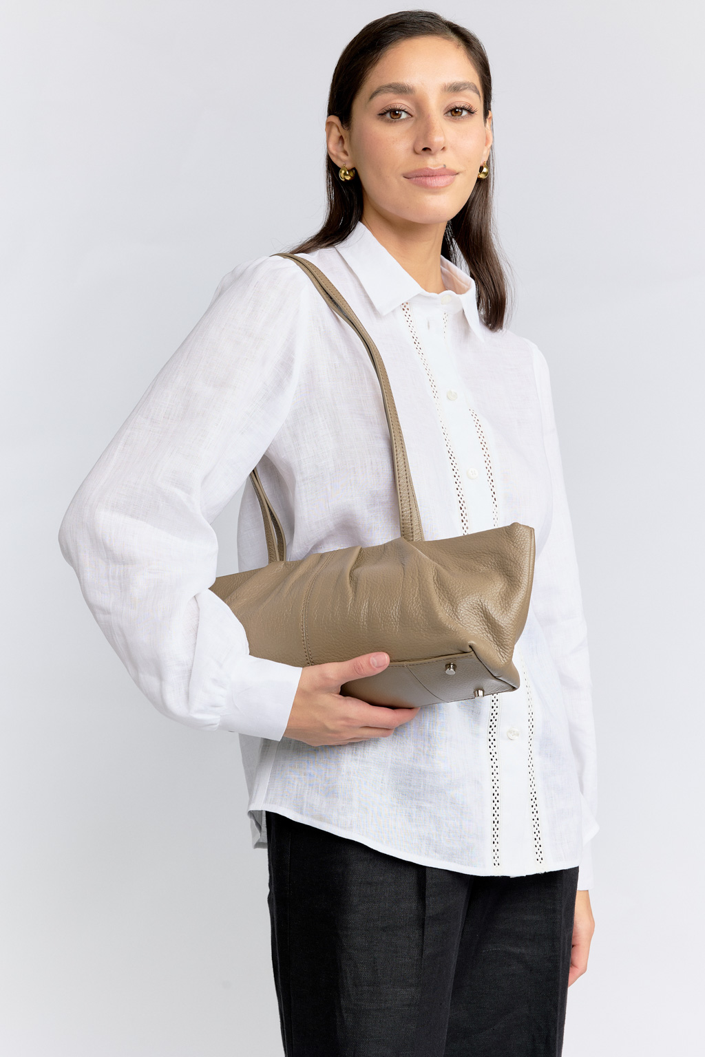 Стильная сумка-тоут из натуральной кожи станет незаменимым спутником как в повседневной жизни, так и в вечерних нарядах. Основное отделение закрывается на молнию. Сумка с кожаным ремешком придает возможность с максимальным комфортом носить атрибут, вешая его на плечо.  Размеры сумки: 33*10*16 см