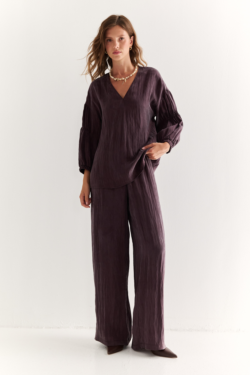 Дизайнерское колье с белым перламутром и майоркой подчеркнет неповторимый стиль и уникальность своей обладательницы. Гематит придаст благородный метталический блеск и сияние натуры. Фурнитура выполнена из гипоаллергенного сплава со стойким гальваническим покрытием.