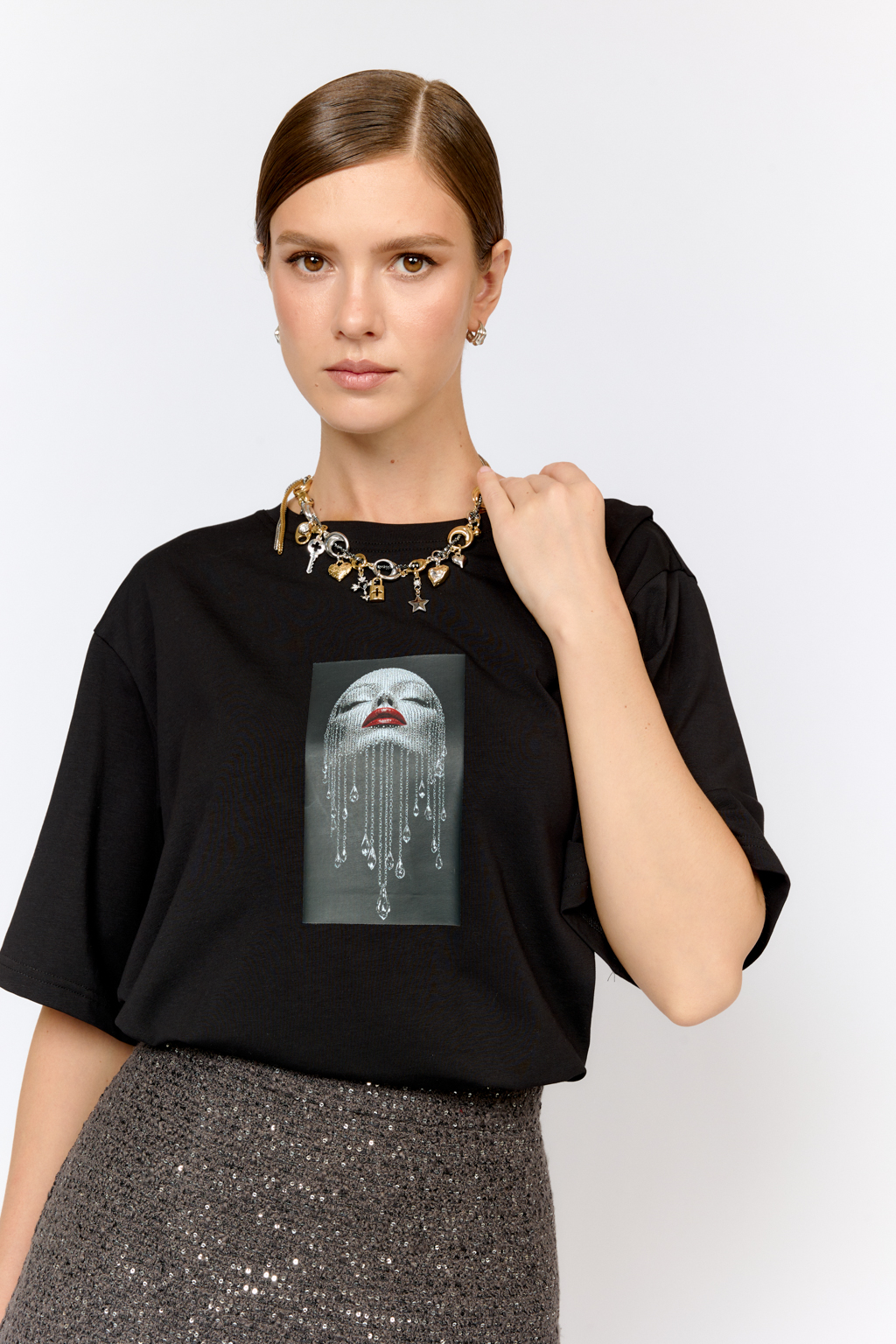 Прямая футболка в черном цвете с принтом "Diаmonds". Мягкий трикотаж из натуральной ткани и комфортный крой создают идеальный баланс между стилем и удобством.