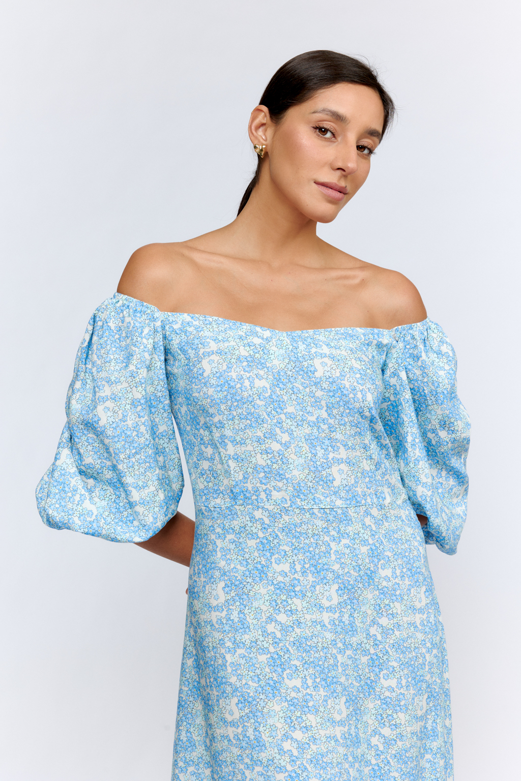 Платье длиной миди, с отрезной расклешенной юбкой, и фигурном вырезом горловины, рукавом на резинке.