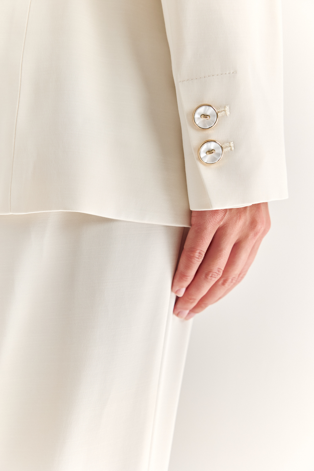 Двубортный жакет: классика в современной геометрии. Удлинённый двубортный жакет — это база, которая говорит о статусе без слов. Чёткие плечи, графичный крой и острые лацканы формируют уверенный, собранный образ. Рельефы по спинке и бокам подчёркивают силуэт, обеспечивая идеальную посадку, а карманы добавляют практичности и сдержанного акцента. Идеален в паре с классическими брюками, юбкой-карандашом или джинсами. Работает как в деловом комплекте, так и в вечерней стилизации. Современная структура с уважением к традиции.