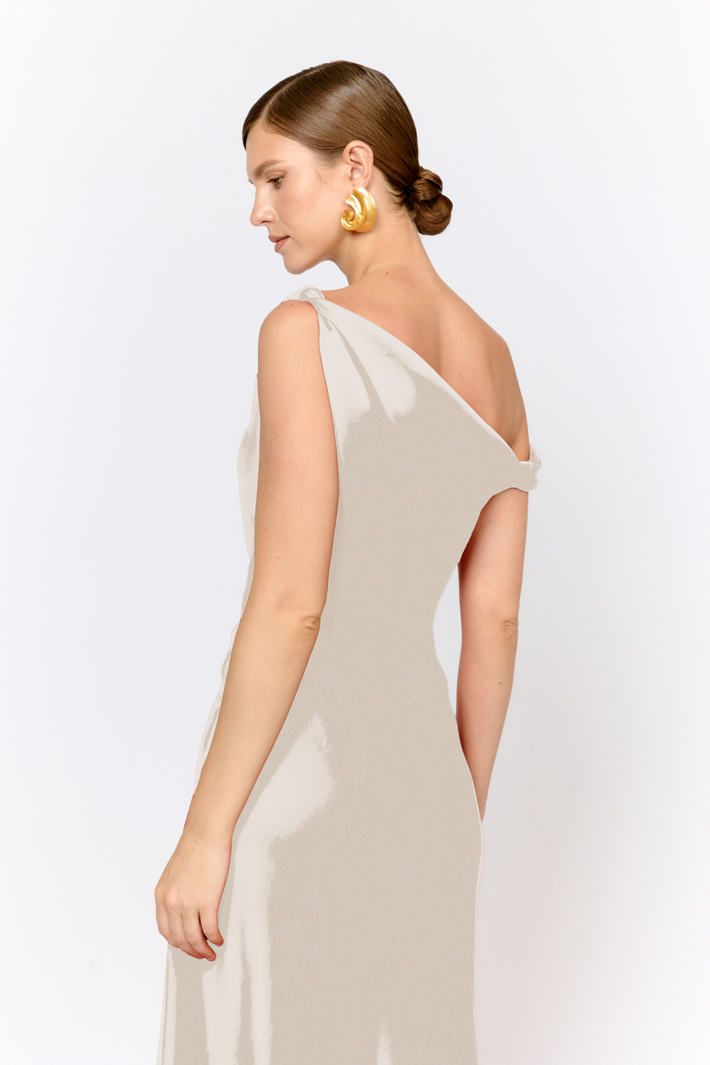 Изящное платье длины макси с асимметричными бретелями скроенное по косой из струящейся плательной ткани с атласной фактурой. Крой по косой обеспечивает свободу движений и позволяет ткани красиво струиться по фигуре. Преимущества ткани: матовый перелив создает утонченный благородный блеск, материал устойчив  к деформациям и сохраняет  форму при носке. Приятен к телу и обеспечивает комфорт в течении всего дня. Вискоза в составе придает мягкость и пластичность. Район добавляет прочность и износостойкость, сохраняя легкость изделия.