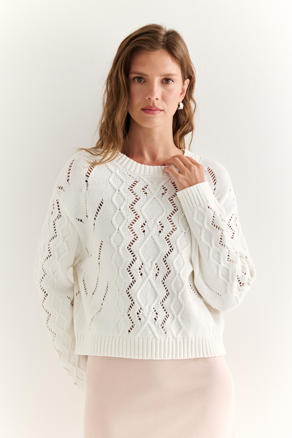 Джемпер оверсайз силуэта со спущенным плечом и рукавом полной длины.