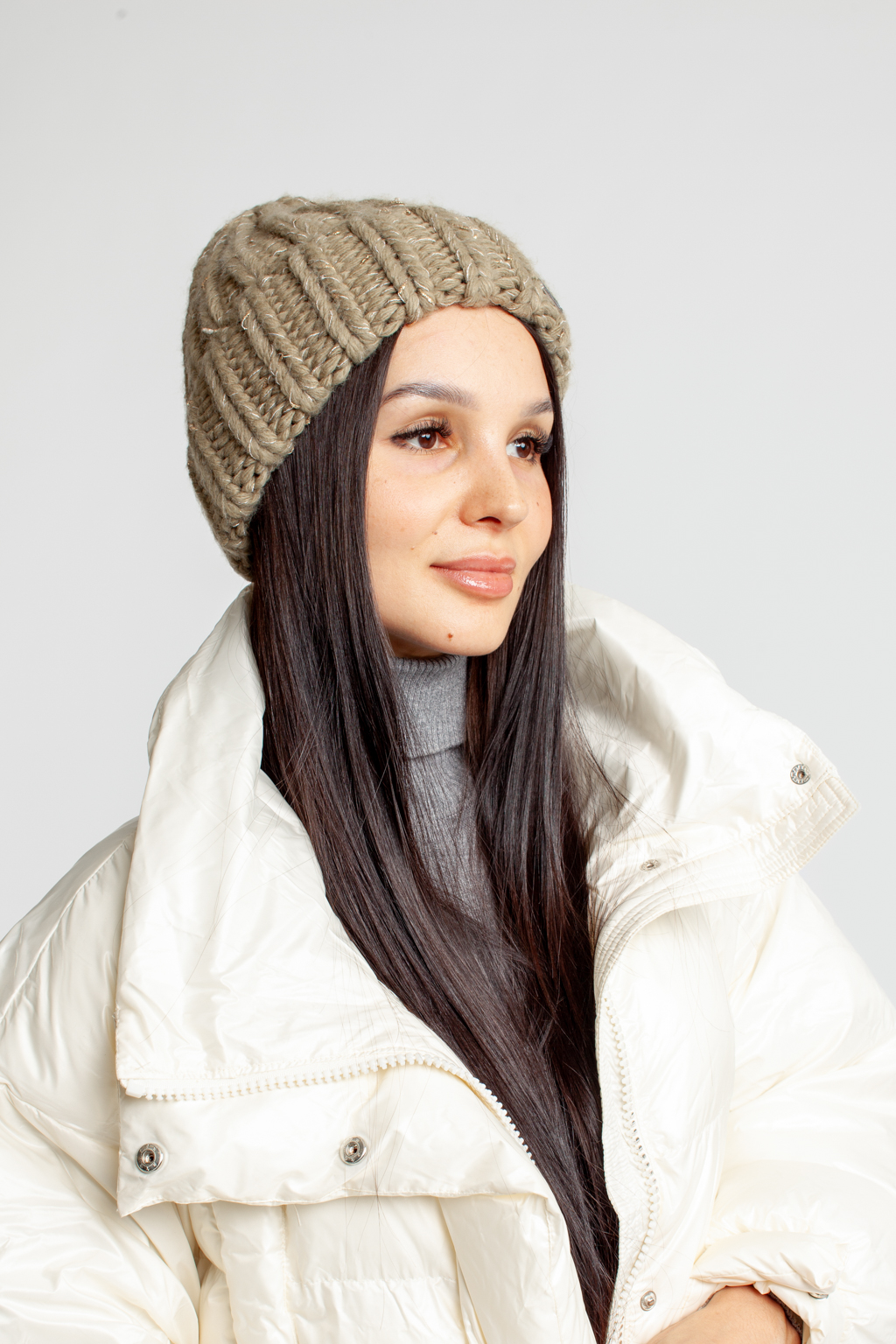 Шапка женская крупной вязки с отворотом.