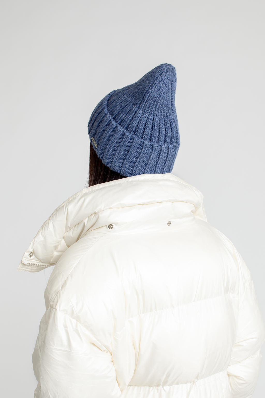 Шапка женская с отворотом. Является совершенным аксессуаром для утепления в осенний и зимний сезон.