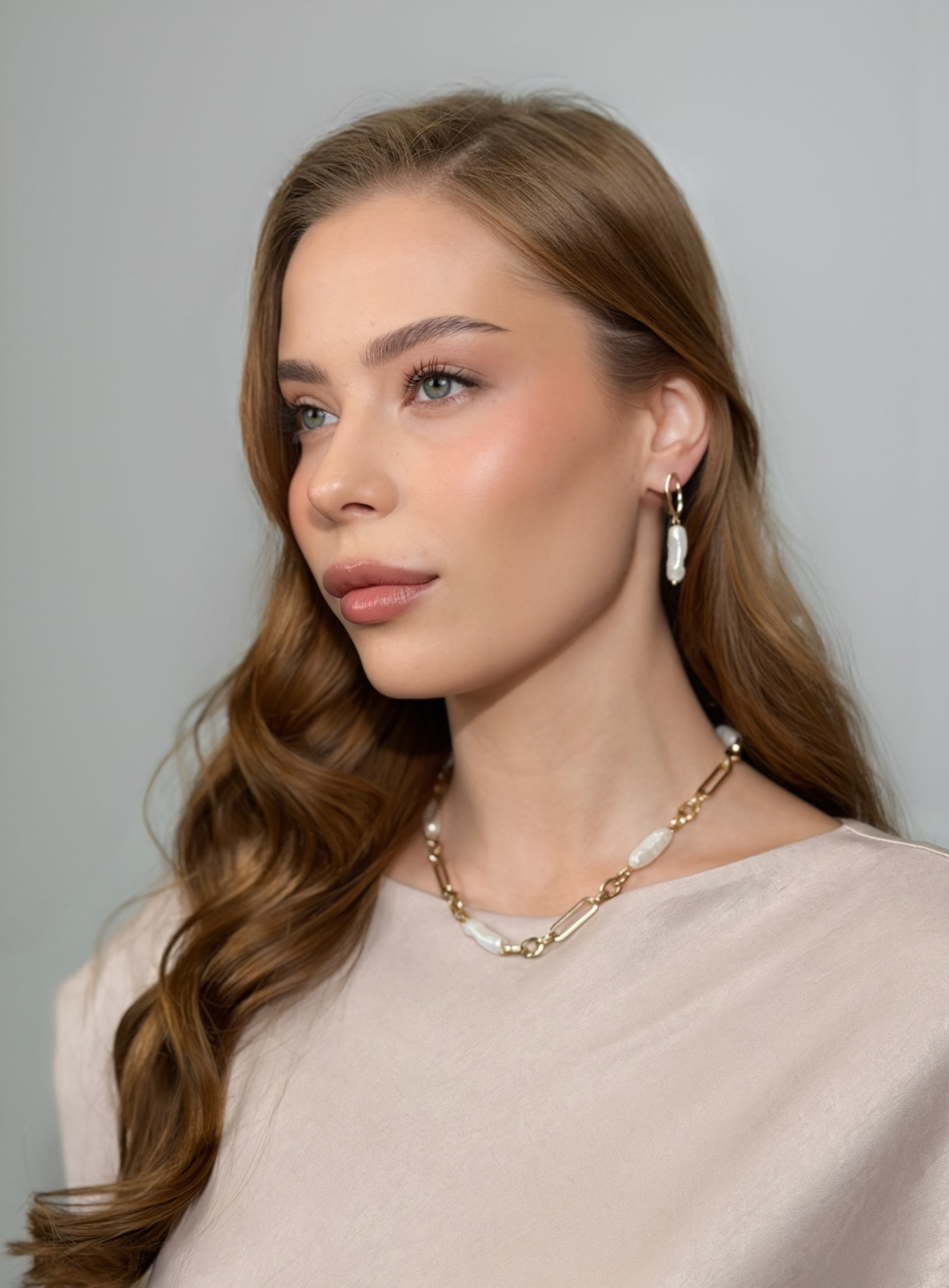 Элегантные серьги в классическом стиле выполнены из гипоаллергенного сплава и подвесками из белой майорки.