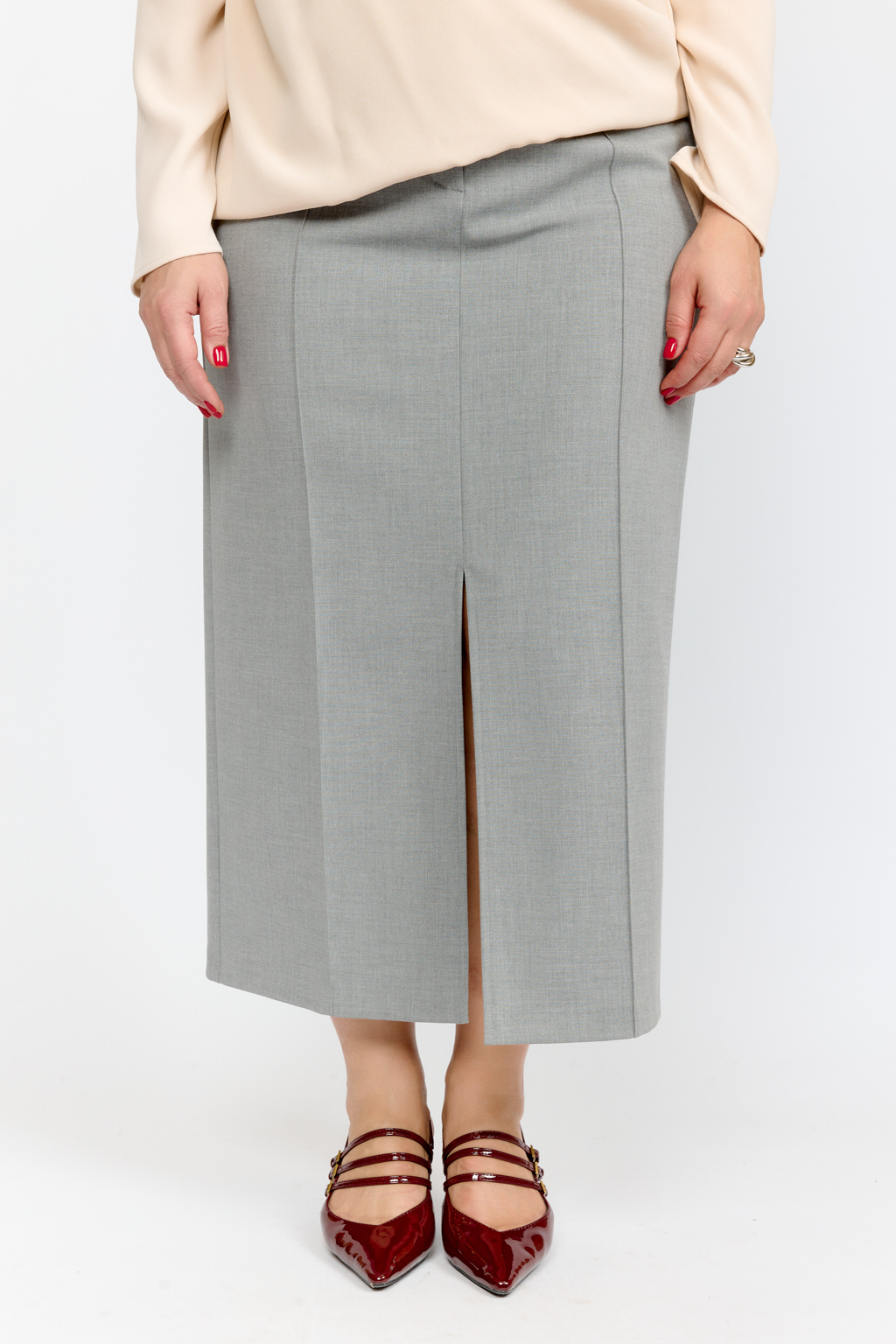 Юбка длиной макси с застроченными рельефами по передней части юбки.