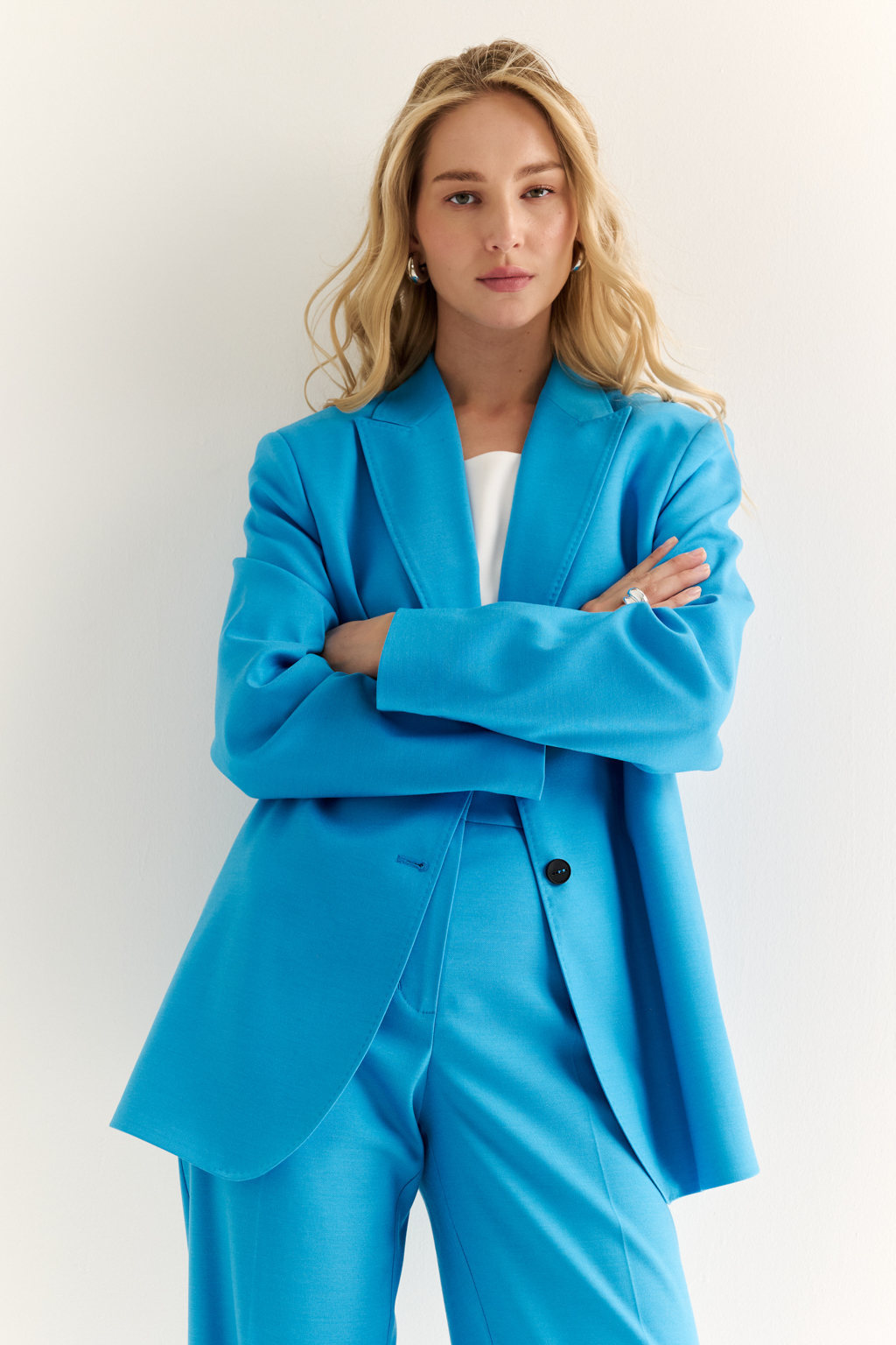 Классический жакет: фундамент уверенного образа. Жакет прямого силуэта с чёткой линией плеч — это безвременная классика, которая подчёркивает вкус и статус. Однобортная застёжка и лаконичные детали делают модель универсальной: она органично впишется как в деловой, так и в повседневный гардероб. Благодаря прямому силуэту и продуманной длине, жакет хорошо садится и визуально стройнит. Идеален в паре с брюками или даже с джинсами — для смелого контраста. Сила в простоте. Элегантность в каждой детали.