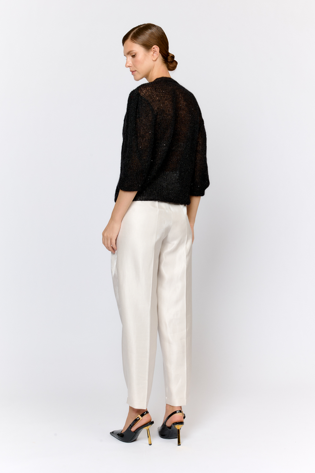 Легкий кардиган с центральной застежкой на пуговицы, V-образной горловиной и укороченным рукавом. Выполнен в премиальной пряже в составе которой, мохер и шерсть. Невесомый на вид, кардиган теплый и уютный. Мохер обладает множеством преимуществ: он легкий, обладает натуральным блеском, прочностью и долговечностью, отлично удерживает тепло. Кроме того, мохер устойчив к скатыванию и деформации. Модель кардигана умеренного объема с укороченным рукавом, идеальна для вечерних образов.