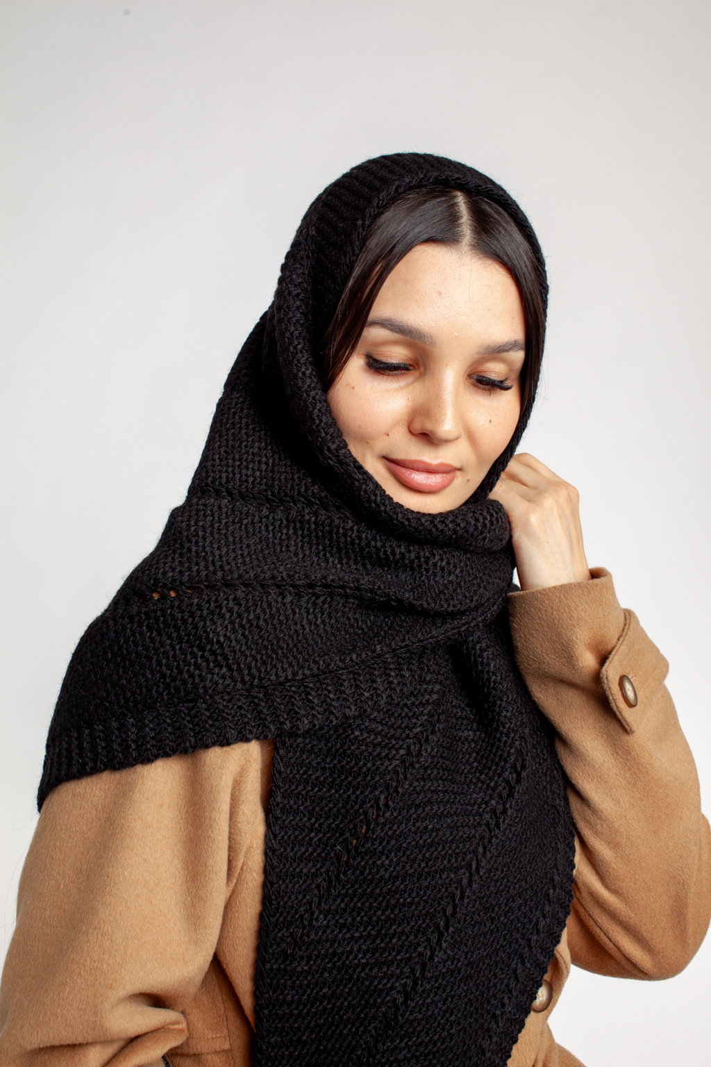 Косынка женская-  универсальный аксессуар, обладающий согревающей функцией и возможность обыгрывать образ в любой интерпритации. В составе материала шерсть, обеспечивающая морозоустойчивость и сохранения тепла в холодный период.