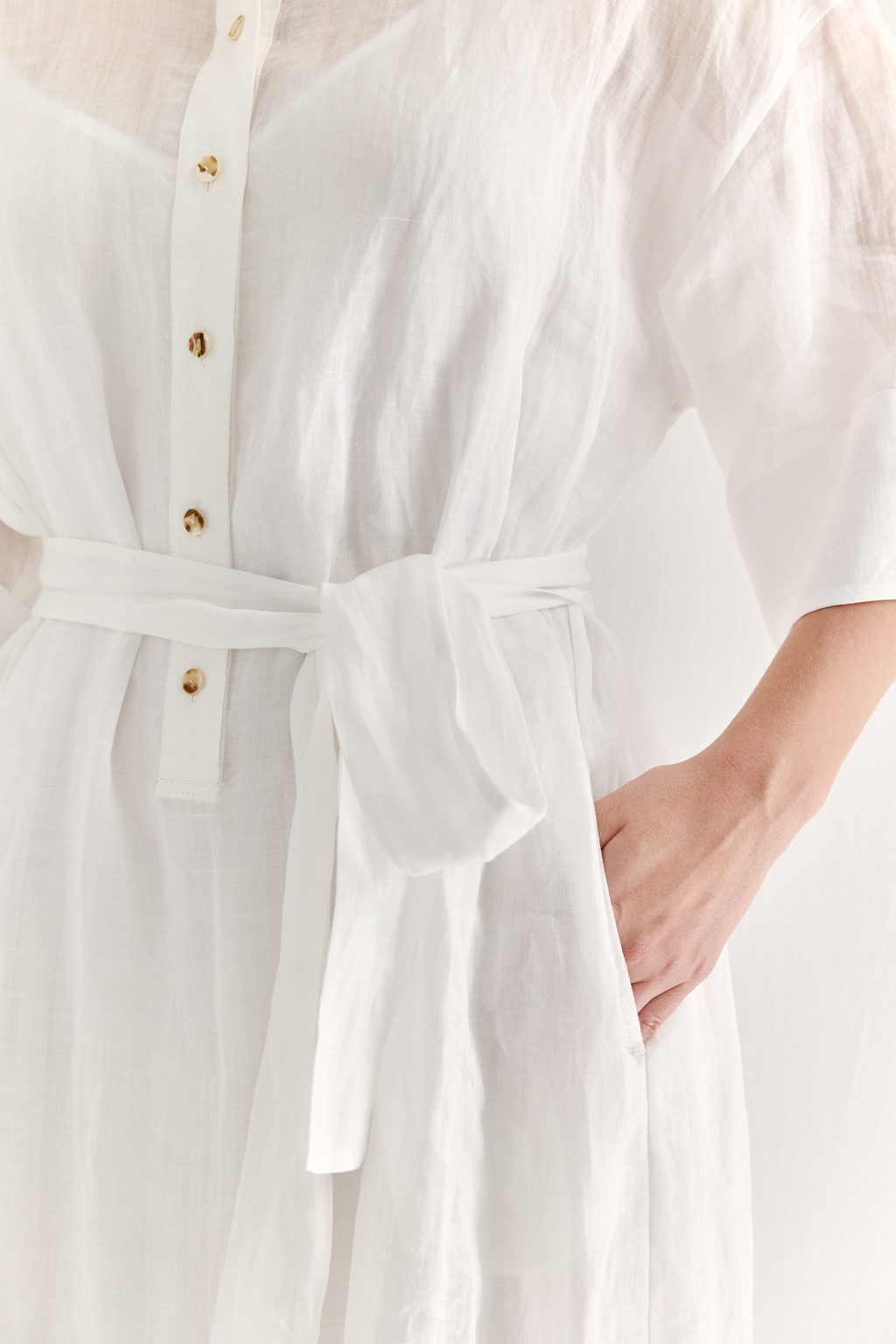 Это комфортное платье – традиционный образ для жаркого летнего дня. Платье изготовлено из воздушной невесомой вуали молочного цвета, в составе которой комфортный и экологичный материал крапива. Отложной воротник, планка для застежки, кокетка спинки, втачной широкий рукав одна вторая с отворотом, притачной бордюр по низу платья, пояс-самовяз и трапецивидный силуэт создают максимально комфортное образ. Возможно создание естственного крэш-эффекта, платье не требует сложного ухода.