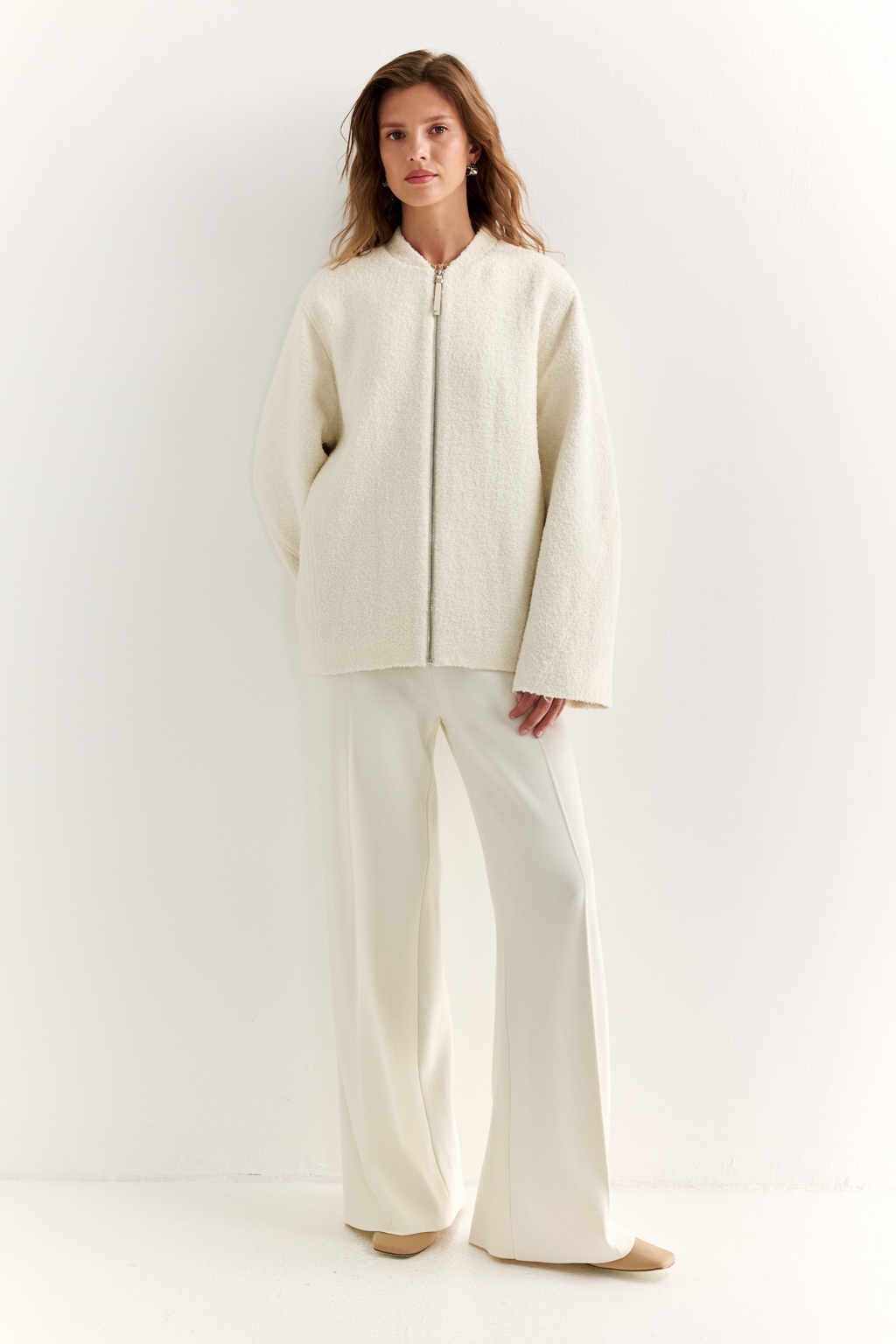 Куртка оверсайз силуэта длиной до бедер с застежкой на молнию