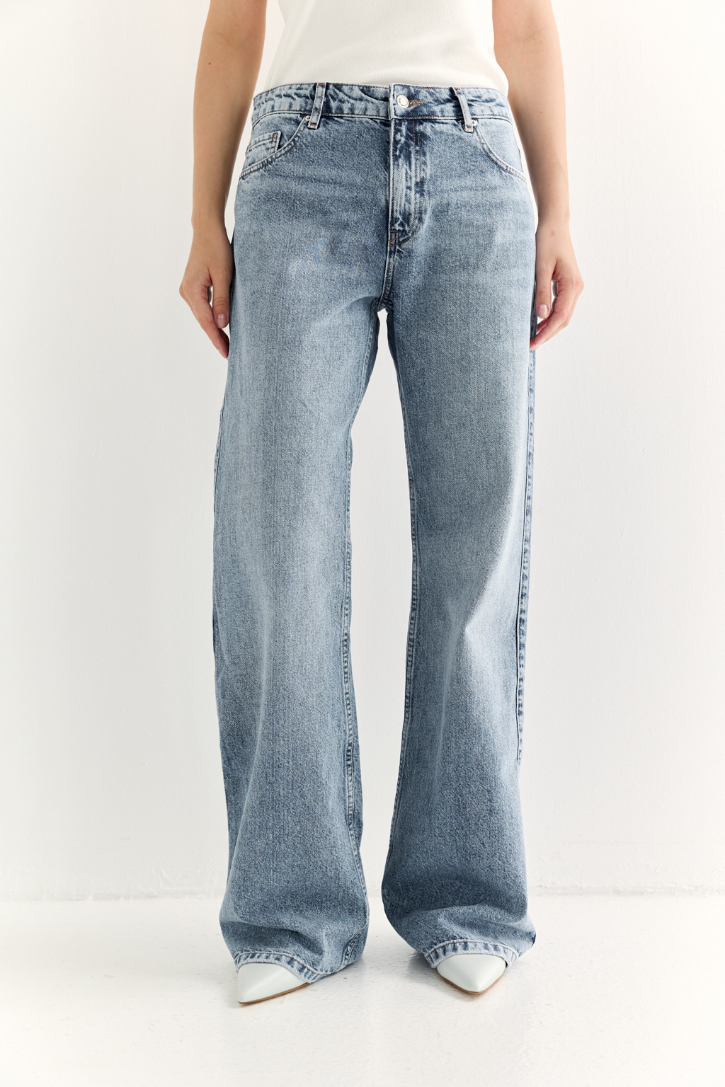 Джинсы baggy для расслабленных повседневных, уличных и офисных луков. Трендовая заниженная талия подчеркивает фигуру и акцентирует внимание на силуэте.