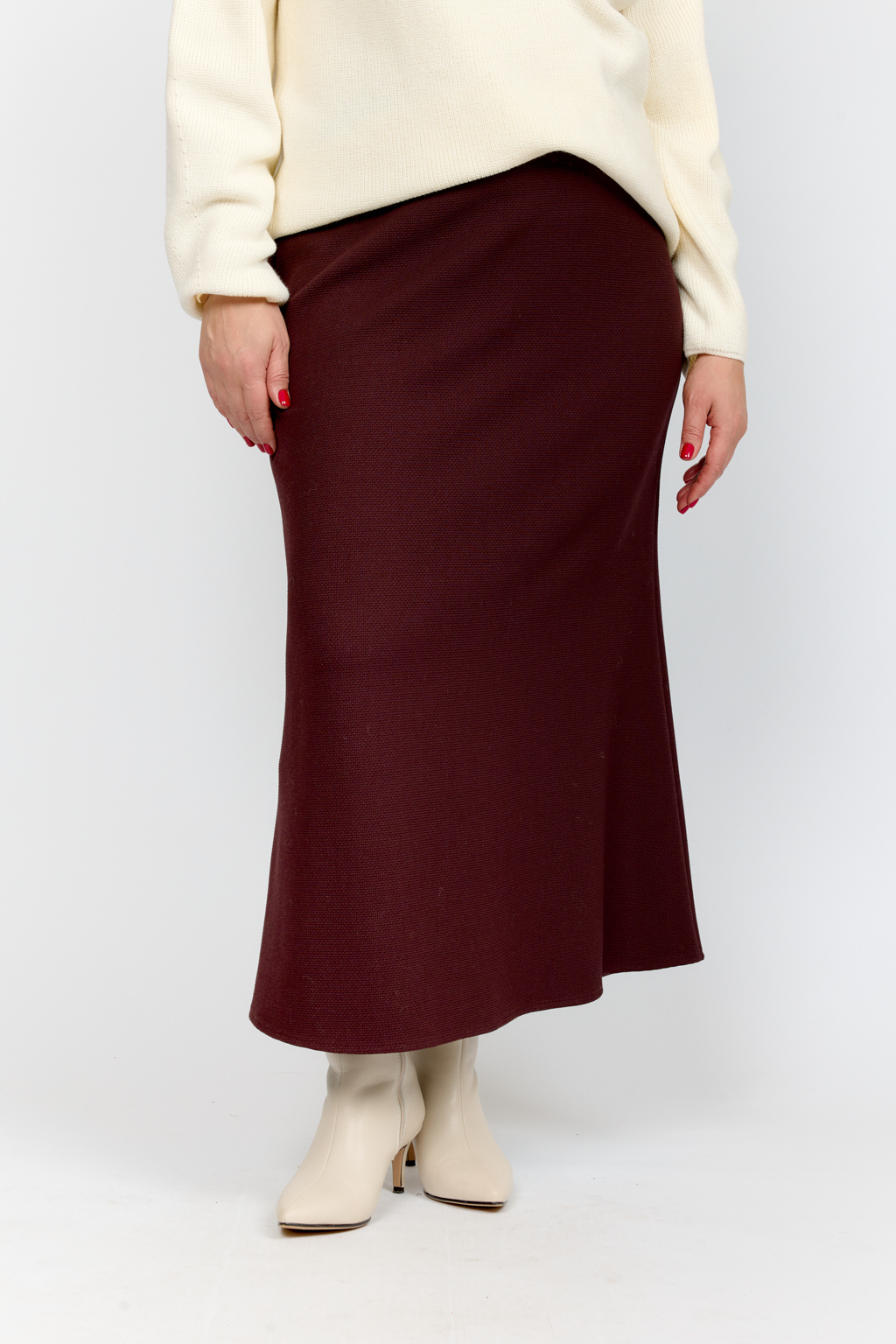 Юбка на обтачке силуэта рыбки длины миди на молнии.