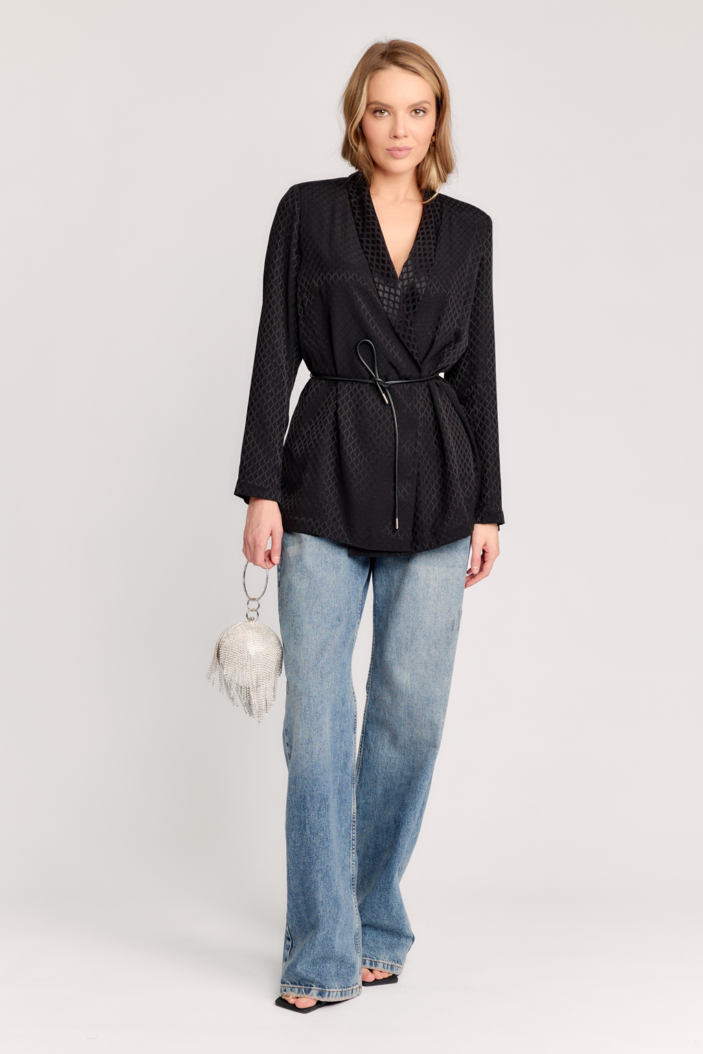 Жакет с воротником шалька. На талии кожаный шнур в виде пояса. Длина до бедер.