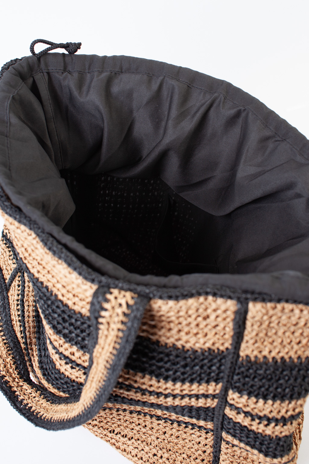 Плетеная сумка из качественной целлюлозы создана для настоящих ценительниц стиля и практичности. Интересный дизайн в виде полоски добавит уникальности своей обладательнице. Вместительного размера сумка имеет внутренний кармашек, тканевый подклад в виде увеличенного мешка, который при желании можно затянуть, чтобы вещи не вываливались Размеры 54*35*17 см