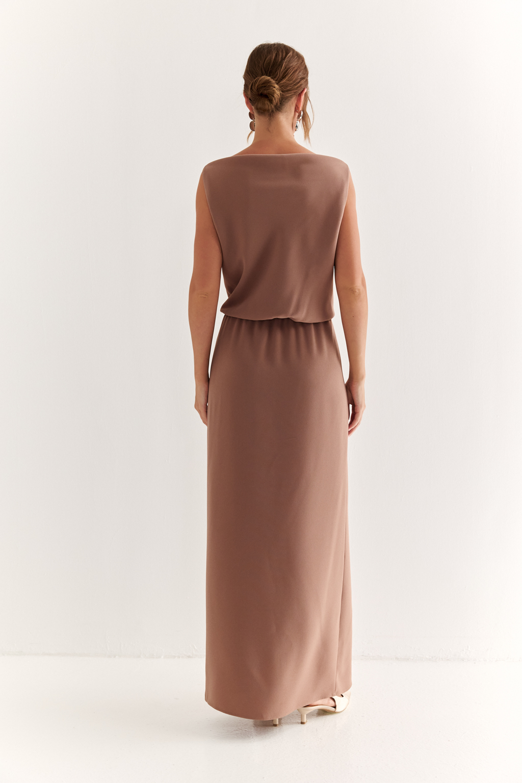 Минималистичное платье без рукавов: современная лаконичность

Чистые линии и прямой силуэт делают это платье воплощением минимализма в его утончённой форме. Деталь "качель" на вырезе добавляет образу выразительности и функциональности, позволяя легко менять настроение — от делового до расслабленного.

Мягкая ткань подчёркивает архитектуру кроя и обеспечивает комфорт в движении. Элегантная длина макси придаёт модели статусность и женственность.

Современная база для тех, кто ценит утончённую простоту.