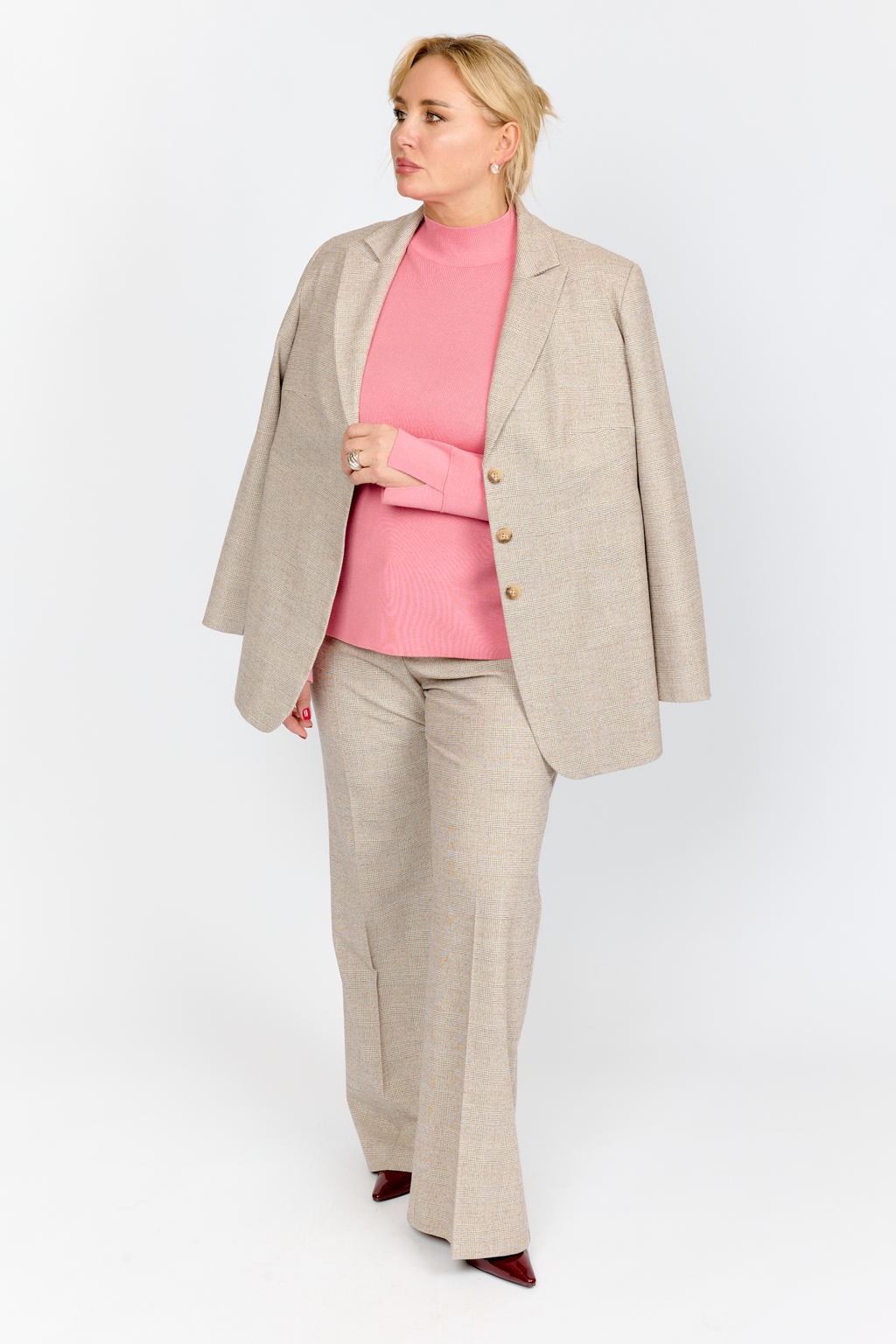 Джемпер приталенного силуэта с воротником стойка. Рука длинный, разрезы на манжетах.