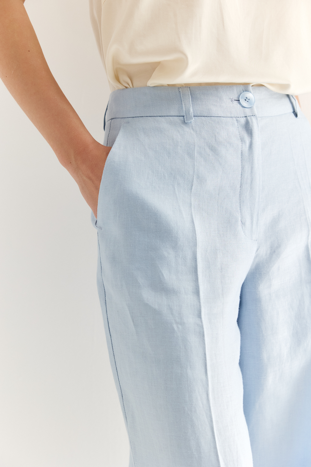 Эти брюки прямого силуэта созданы для абсолютного комфорта и расслабленной элегантности. Выполненные из ткани премиум-класса в нежном акватически голубом оттенке, они дарят невероятное ощущение мягкости и комфорта. Состав: стопроцентный льняной твил с эффектом air wash. В дизайне этих брюк нашли отражение элементы мужского кроя: застёжка-гульфик, пояс со шлевками и удобные карманы. Широкая подгибка позволяет регулировать длину брюк посредством отворота-манжета, создавая элегантный акцент по низу. Брюки идеально дополнят городской look с льняным жакетом и трикотажем.