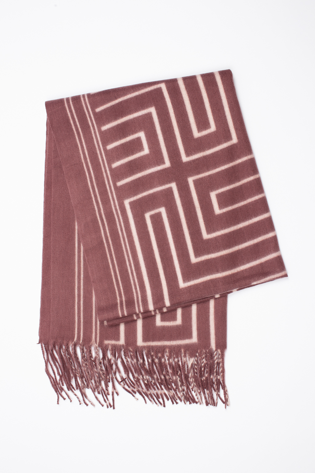 Палантин с геометрическим принтом изготовлен из практичной и приятной на ощупь 100 % вискозы. Изделие согреет в прохладную погоду, защитит от ветра голову и шею, с легкостью адаптируясь к различным комплектам для межсезонья.