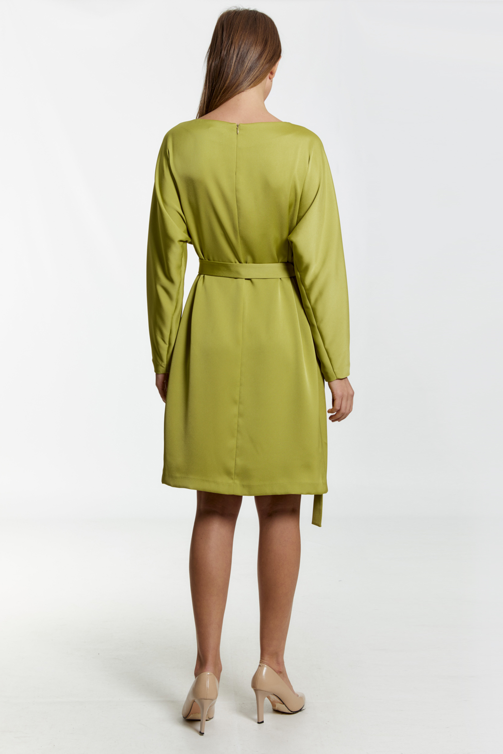 Платье с цельнокроеным рукавом длиной выше колен. Приталивается поясом с декором.