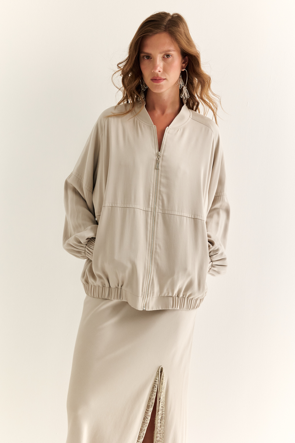 Бомбер из лиоцелла: лёгкость, комфорт и актуальный силуэт

Современный взгляд на классику. Этот бомбер выполнен из лиоцелла — дышащего и приятного к телу материала, который обеспечивает комфорт в течение всего дня. Мягкая текстура ткани создаёт расслабленное ощущение, а силуэт с объёмными рукавами и эластичной отделкой на манжетах и по низу добавляет динамики.

Лаконичный крой и аккуратные детали делают модель универсальной — бомбер легко впишется как в спортивный, так и в городской образ. Отличный выбор на каждый день: от прогулок до офисных будней в стиле casual.

Эко-осознанность в модном формате. Комфорт, который выглядит стильно.