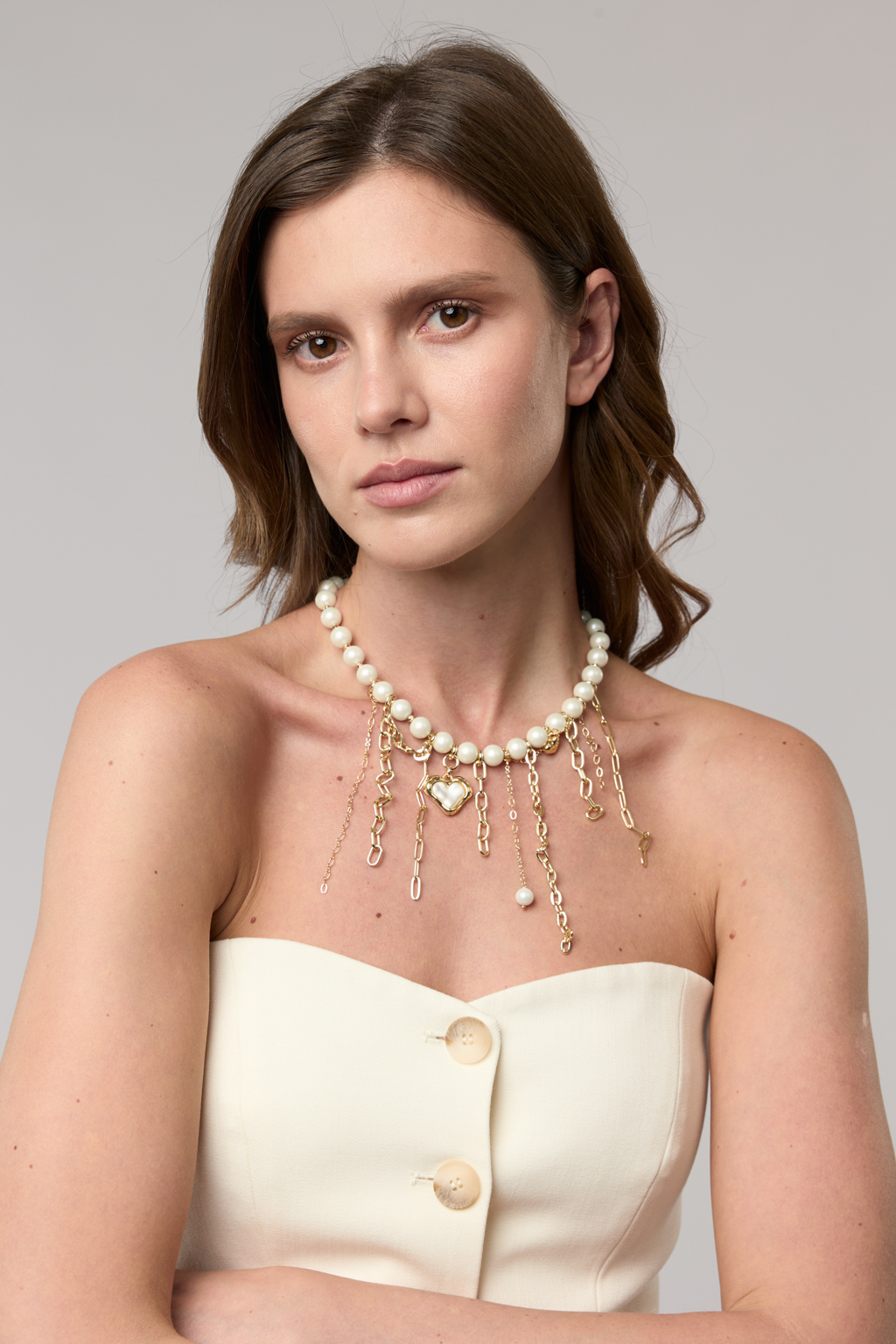 Изящное авторское колье из коллекции "Butter yellow" из майорки нежного молочно-желтого цвета дополнено  каскадами цепочек золотого цвета и акцентировано подвеской в виде сердечка. Длина колье от 43 до 48 см, диаметр бусины 10 мм. Фурнитура выполнена из гипоаллергенного сплава со стойким гальваническим покрытием. Вес колье 51 грамм.