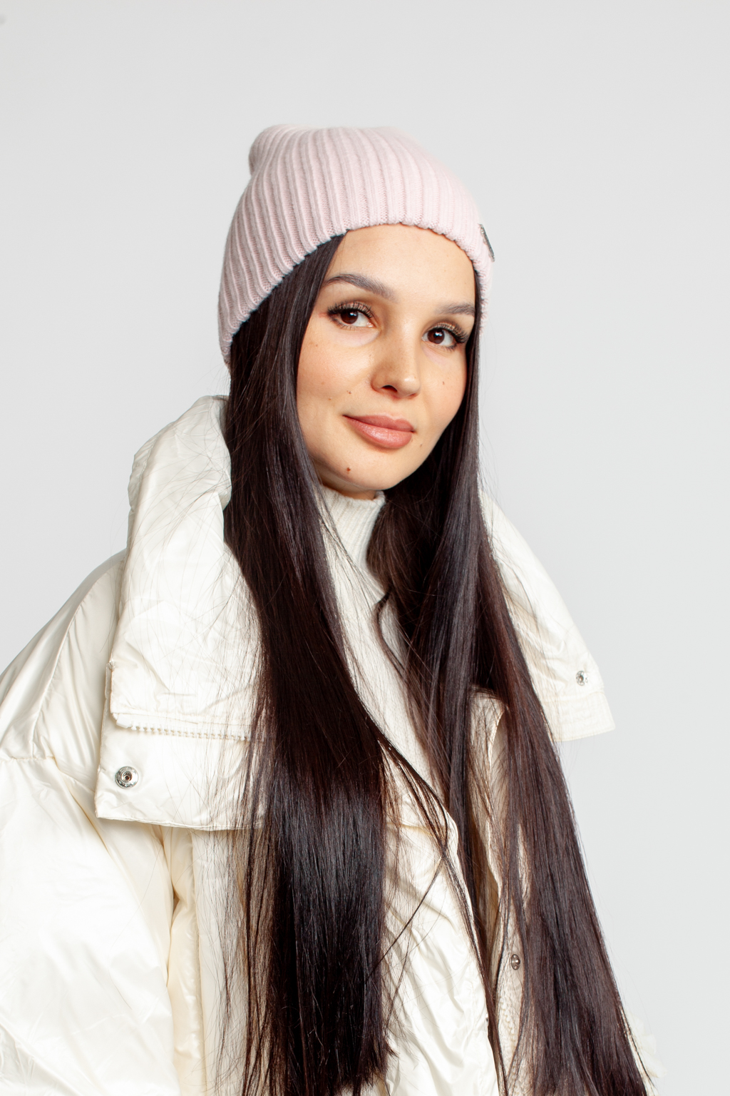 Шапка женская бини. Теплый и стильный головной убор, выполненный из пряжи альпаки, с добавлением шерсти и акрила. Шапка является совершенным аксессуаром для утепления в осенний и зимний сезон.