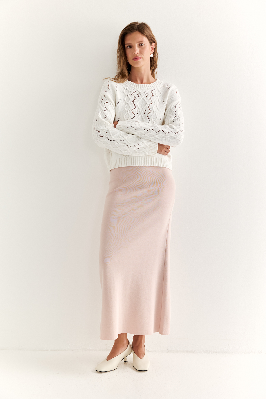 Джемпер оверсайз силуэта со спущенным плечом и рукавом полной длины.