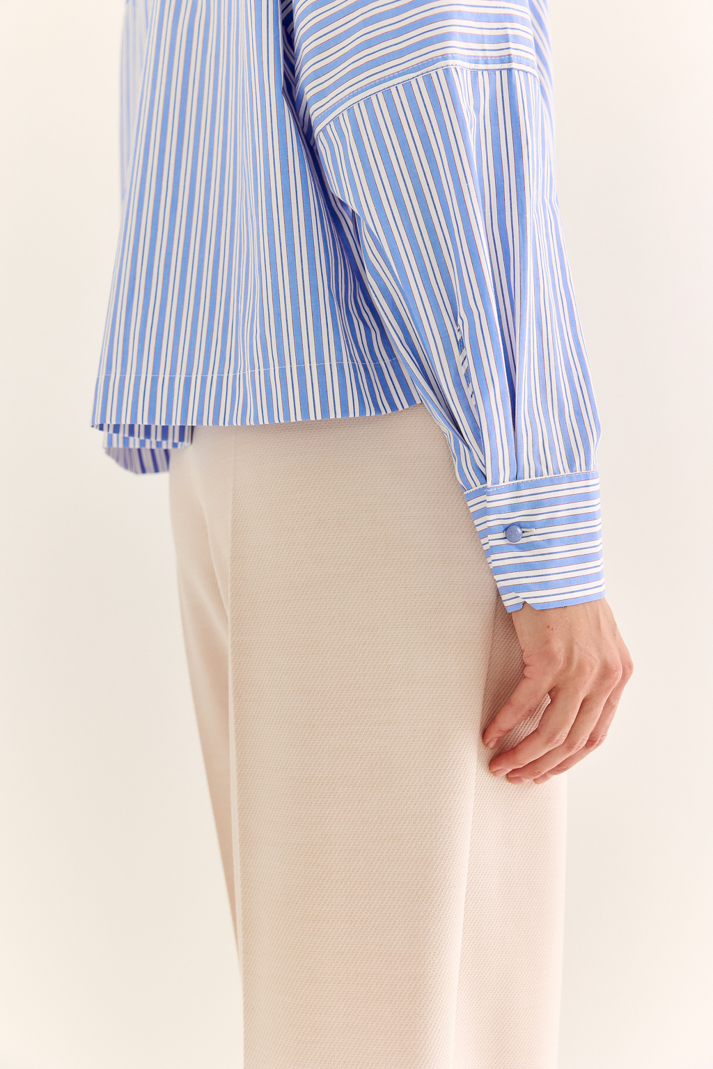 Oversize-рубашка: свобода в форме, точность в деталях
Эта укороченная oversize-рубашка — воплощение современного кроя и функционального стиля. Объёмные рукава с манжетами, акцентная застежка и выразительная спинка с декоративными элементами придают образу архитектурность и остроту. Маленький воротник и прямой крой делают модель универсальной — от smart casual до модного street style.
Носите как самостоятельную вещь или как верхний слой поверх топа и платья. Особенно эффектно сочетается с брюками-карго, юбкой на высокой талии или джинсами.
Для тех, кто выбирает стиль с воздухом