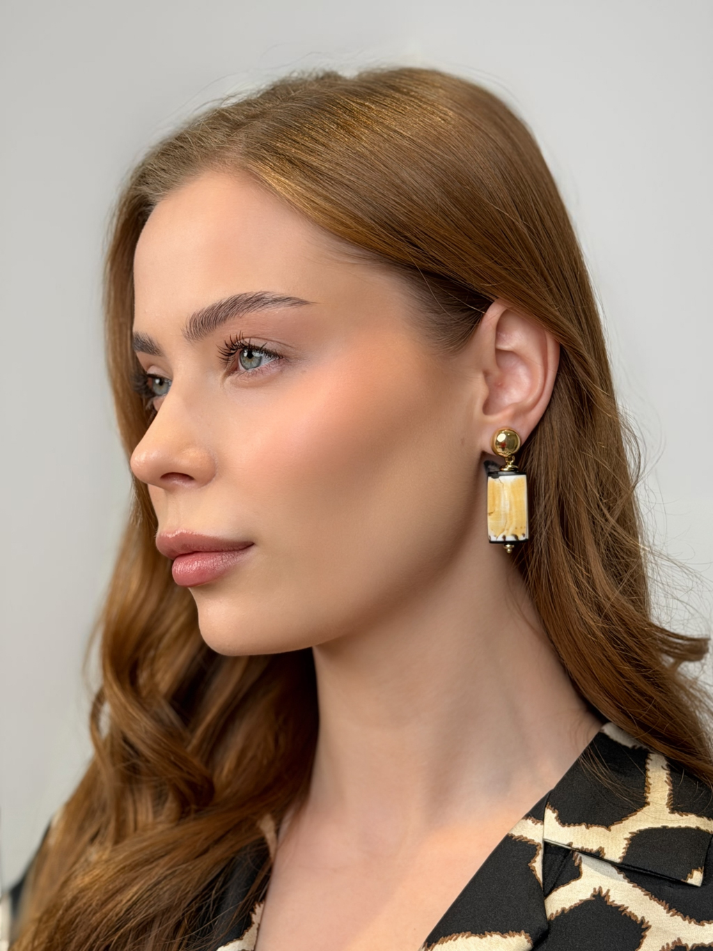 Дизайнерские серьги с перламутром ручной работы станут отличным дополнением к вашему образу.
Серьги выполнены из гипоаллергенного сплава, что гарантирует их долговечность и надежность.