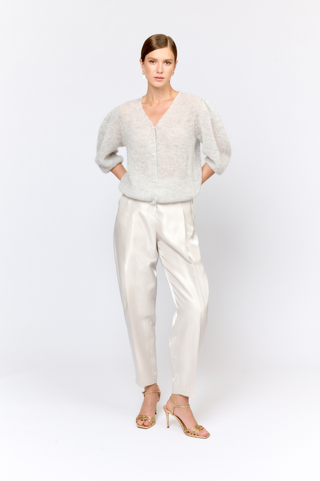 Легкий кардиган с центральной застежкой на пуговицы, V-образной горловиной и укороченным рукавом. Выполнен в премиальной пряже в составе которой, мохер и шерсть. Невесомый на вид, кардиган теплый и уютный. Мохер обладает множеством преимуществ: он легкий, обладает натуральным блеском, прочностью и долговечностью, отлично удерживает тепло. Кроме того, мохер устойчив к скатыванию и деформации. Модель кардигана умеренного объема с укороченным рукавом, идеальна для вечерних образов.