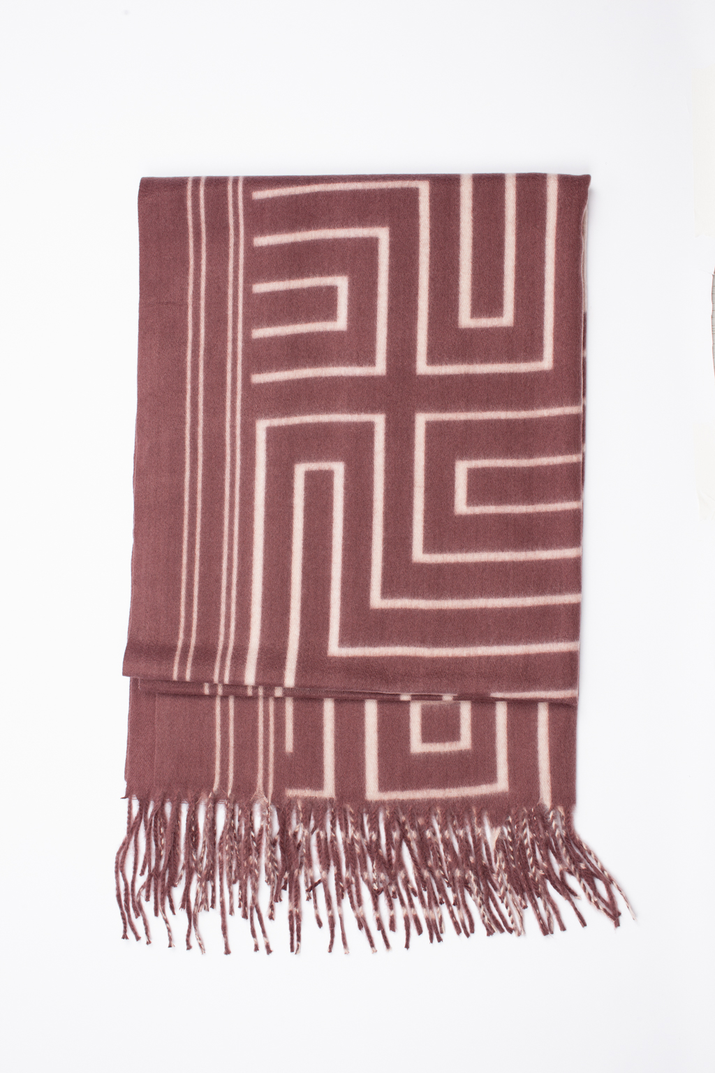 Палантин с геометрическим принтом изготовлен из практичной и приятной на ощупь 100 % вискозы. Изделие согреет в прохладную погоду, защитит от ветра голову и шею, с легкостью адаптируясь к различным комплектам для межсезонья.