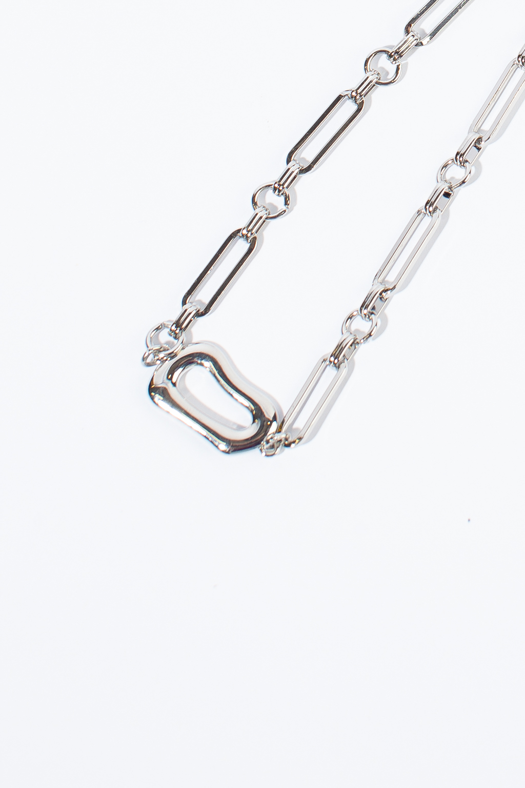 Стильная цепь с акцентым элементом выполнена из гипоаллергенного металла со стойким гальваническим покрытием. Изделие можно носить как в расслабленном виде, так и в виде чокера за счет регулируемой застежки.