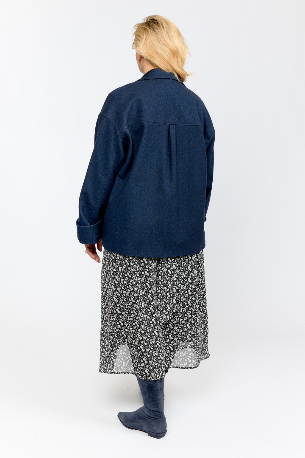 Куртка жакет двубортный с английским воротником свободного оверсайз кроя со спущенным рукавом. Длина до бедра.