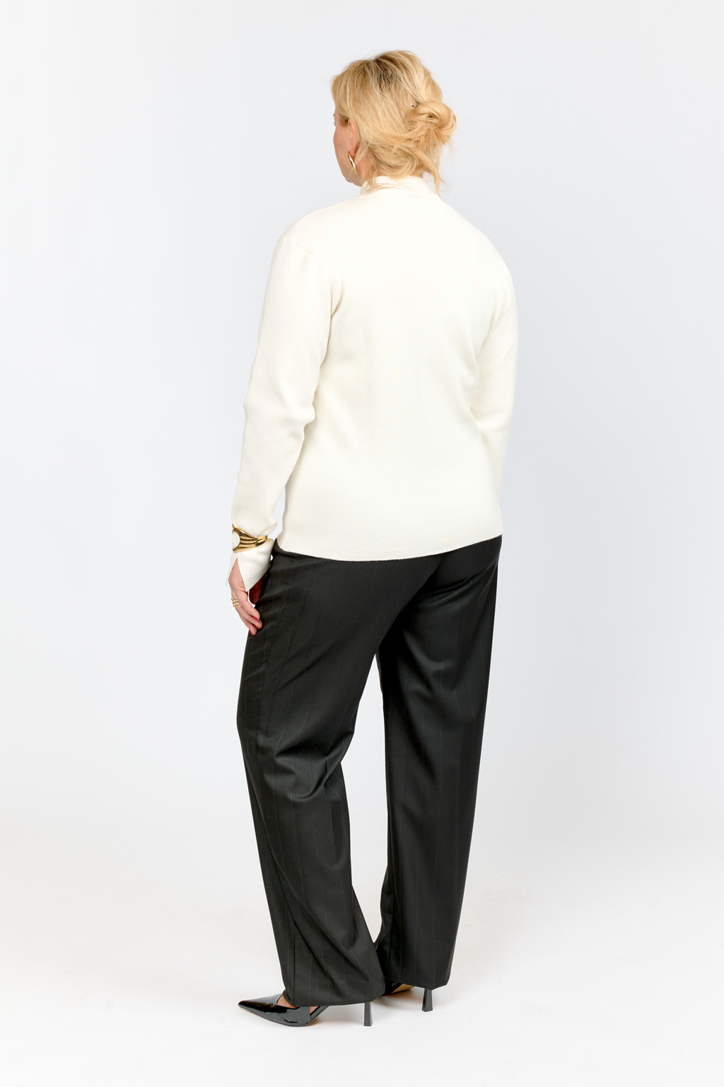 Джемпер приталенного силуэта с воротником стойка. Рука длинный, разрезы на манжетах.