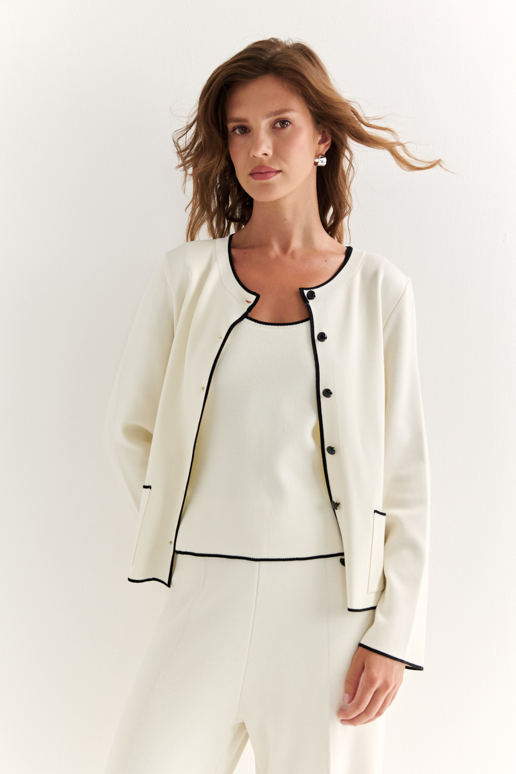 Жакет прямого силуэта длиной выше бедер с контрастной отделкой и застежкой на пуговицы. Рукав полной длины.