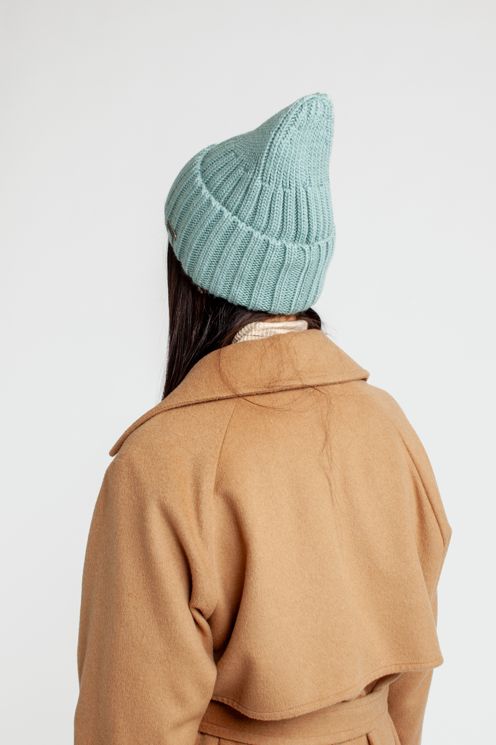 Шапка женская с отворотом. Является совершенным аксессуаром для утепления в осенний и зимний сезон.