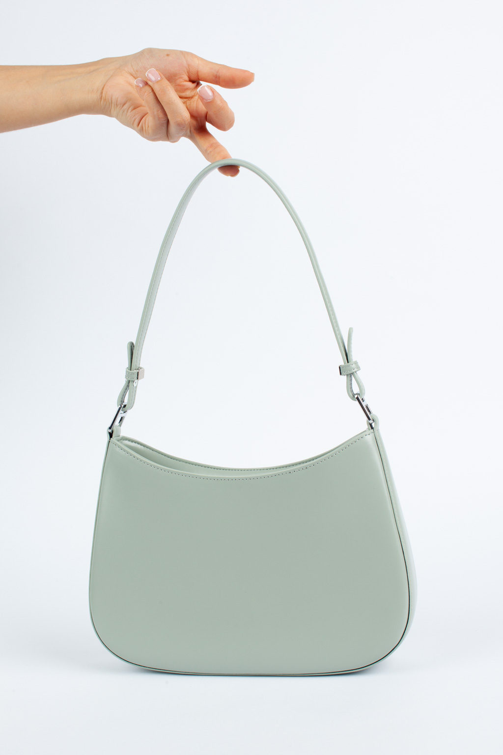 Оригинальная кросс-боди выполнена  из натуральной гладкой кожи  .Сумка закрывается на молнию с металлическим поводком. Внутри 2 боковых кармана для мелочей: открытый и на молнии.  В комплекте идут 2 съемных плечевых ремня: длина первого - 45 см, ширина - 2 см; второй - 125 см,  регулируется по длине, ширина - 1,5 см.