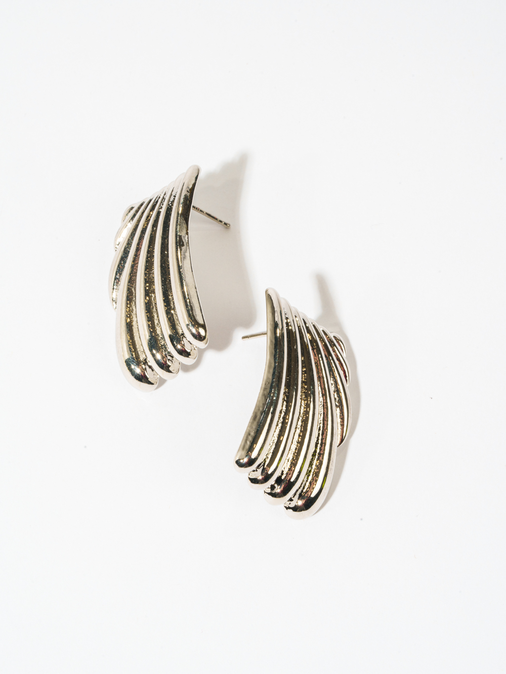 Стильные дизайнерские серьги прекрасно дополнят как повседневный, так и вечерний образ. Выполнены из гипоаллергенного сплава.