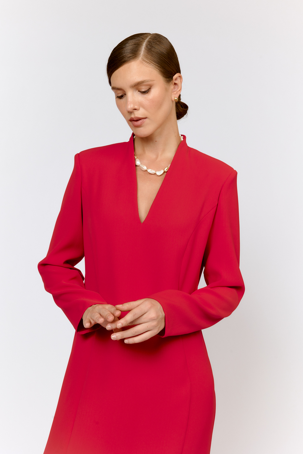 Классическое колье из благородной майорки нежного молочно-желтого цвета и золотистых жемчужин.   Фурнитура выполнена из гипоаллергенного сплава со стойким гальваническим покрытием.Вес 60 гр, длина 40 см, бусина 15 мм.