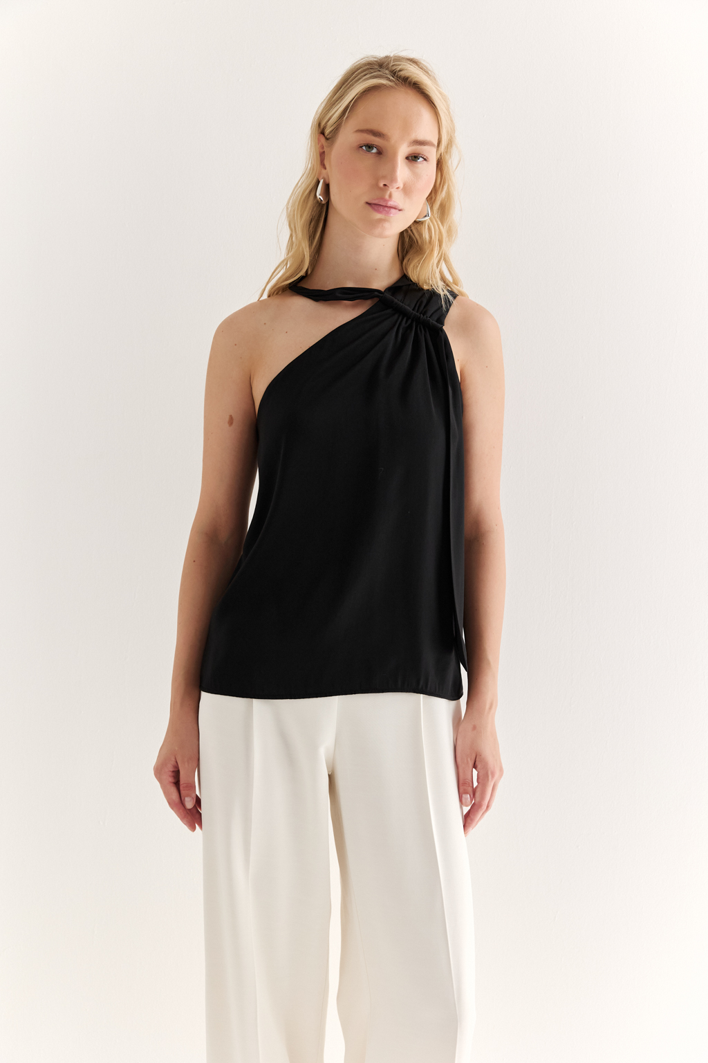 Топ с асимметричной завязкой переходящей в шарф