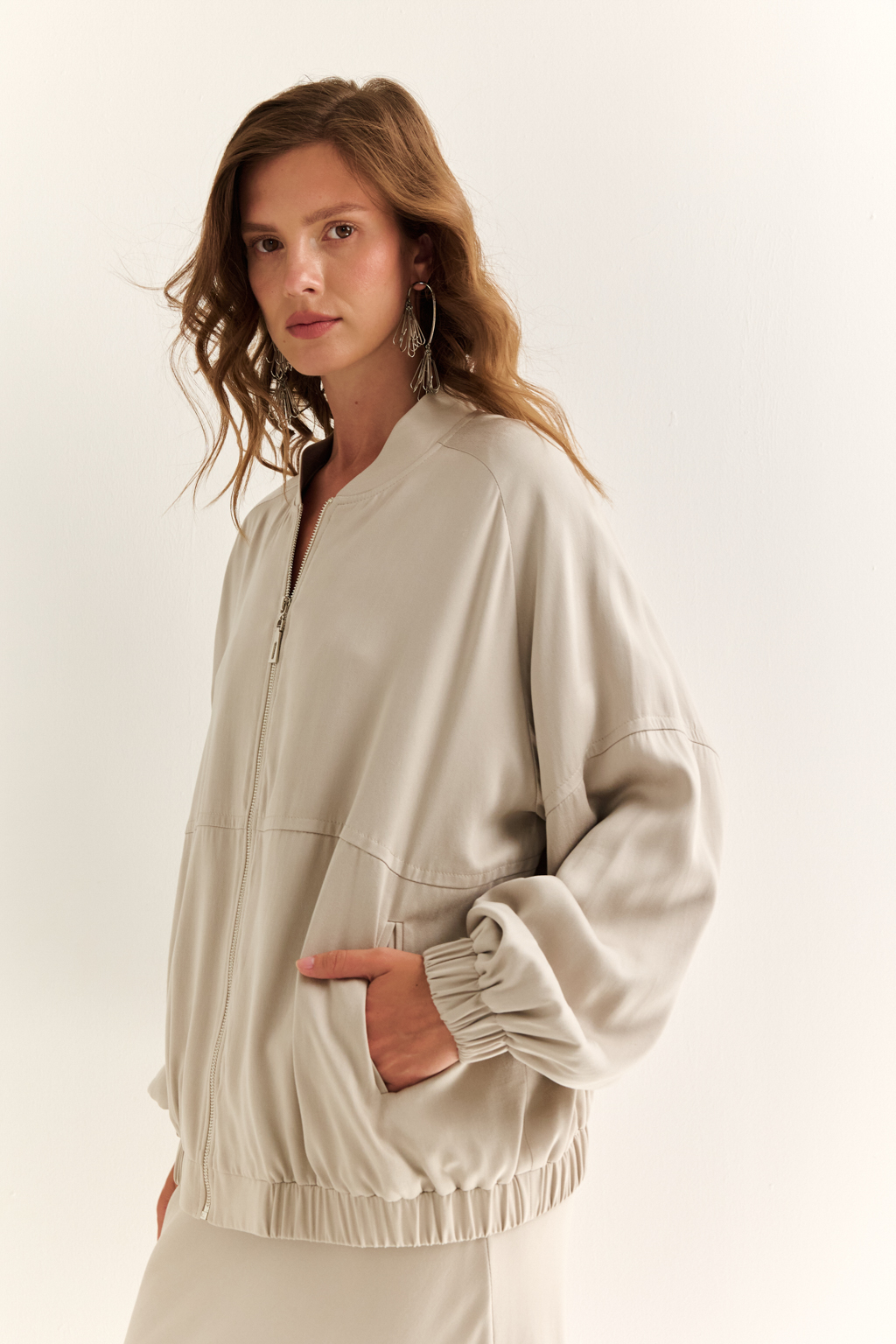 Бомбер из лиоцелла: лёгкость, комфорт и актуальный силуэт

Современный взгляд на классику. Этот бомбер выполнен из лиоцелла — дышащего и приятного к телу материала, который обеспечивает комфорт в течение всего дня. Мягкая текстура ткани создаёт расслабленное ощущение, а силуэт с объёмными рукавами и эластичной отделкой на манжетах и по низу добавляет динамики.

Лаконичный крой и аккуратные детали делают модель универсальной — бомбер легко впишется как в спортивный, так и в городской образ. Отличный выбор на каждый день: от прогулок до офисных будней в стиле casual.

Эко-осознанность в модном формате. Комфорт, который выглядит стильно.