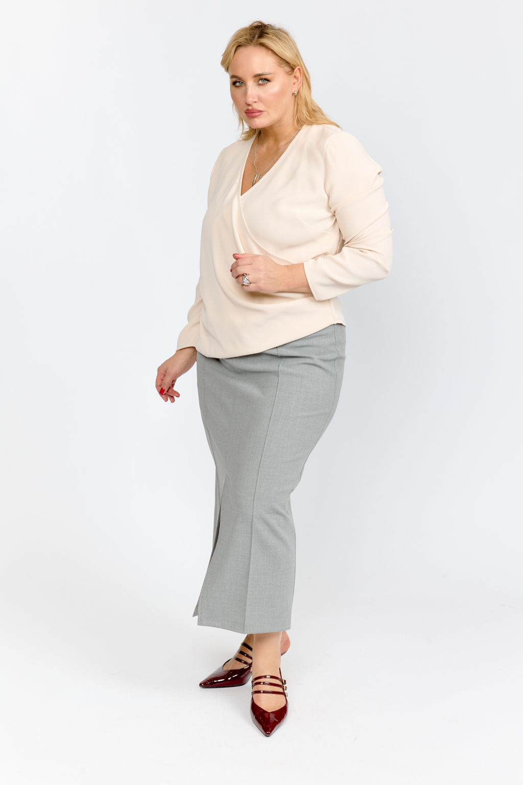 Блуза с запахом приталенного силуэта и втачным рукавом. Застежка сбоку на молнии.