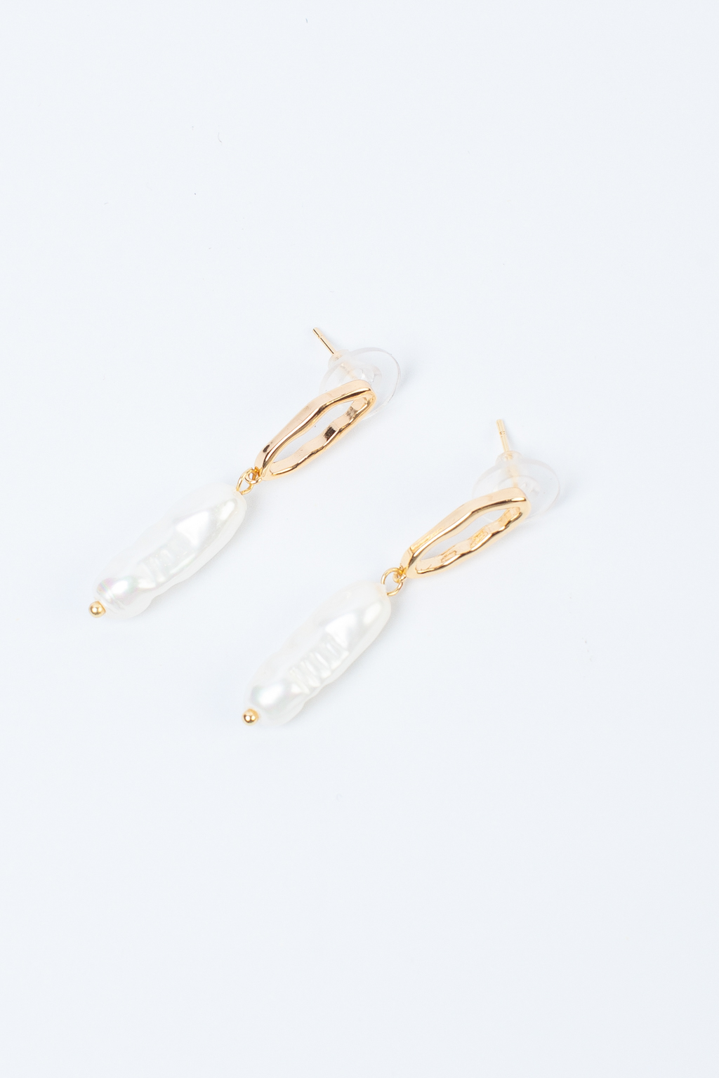 Элегантные серьги в классическом стиле выполнены из гипоаллергенного сплава и подвесками из белой майорки.