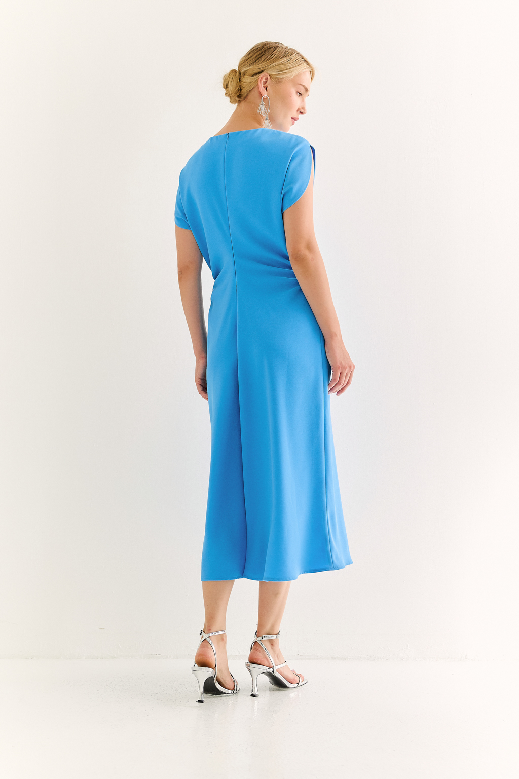 Платье с акцентной талией: элегантность, мимо которой невозможно пройти. Это платье создано, чтобы подчёркивать фигуру и движение. Сборка на талии формирует выразительный силуэт "песочные часы", а клёш по низу придаёт образу лёгкость и динамику. Короткий рукав и округлый вырез подчёркивают лаконичность верха, позволяя сделать акцент на линии тела. Идеально для особых случаев, коктейльных мероприятий или ужинов. При этом легко адаптируется для повседневной элегантности — достаточно выбрать правильную стилизацию. Сдержанный шик с характером уверенной женщины.