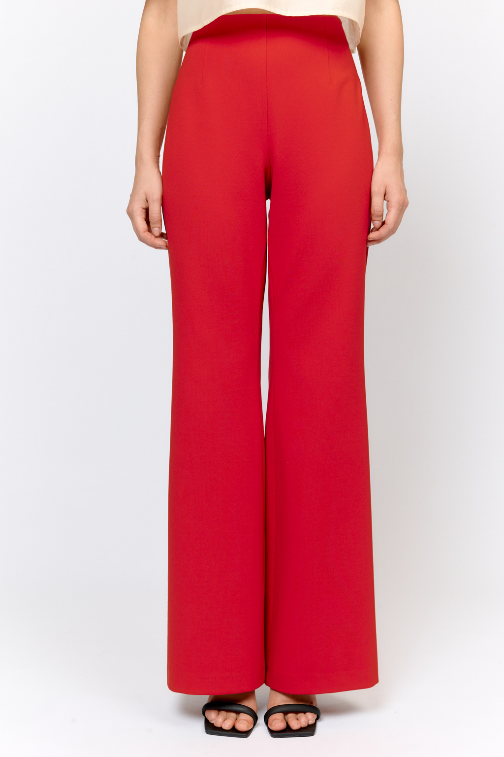 Брюки полуприлегающего силуэта с цельнокроеным поясом прямого кроя. Выполнены из плотной трикотажной ткани с высокой эластичностью с содержанием вискозы. Вискоза делает ткань приятной к телу, обеспечивает воздухопроницаемость и пластичность. Нейлон  обеспечивает  износостойкость и стабильность насыщенного цвета.  Преимущества ткани: ткань хорошо держит форму, мягко облегая фигуру.  Не сминается, не требует особого ухода.   Позволяет коже "дышать".