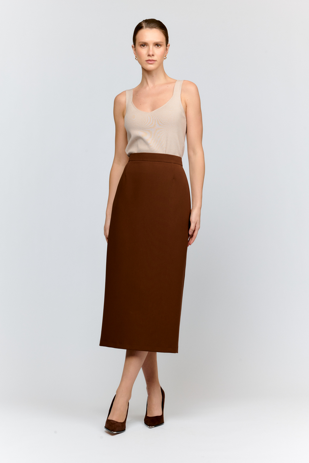 Юбка прилегающего силуэта из костюмной ткани древесного цвета с зауженным кроем. Длина миди и безупречная посадка подчеркнут вашу женственность. Идеальна для создания деловых комплектов.