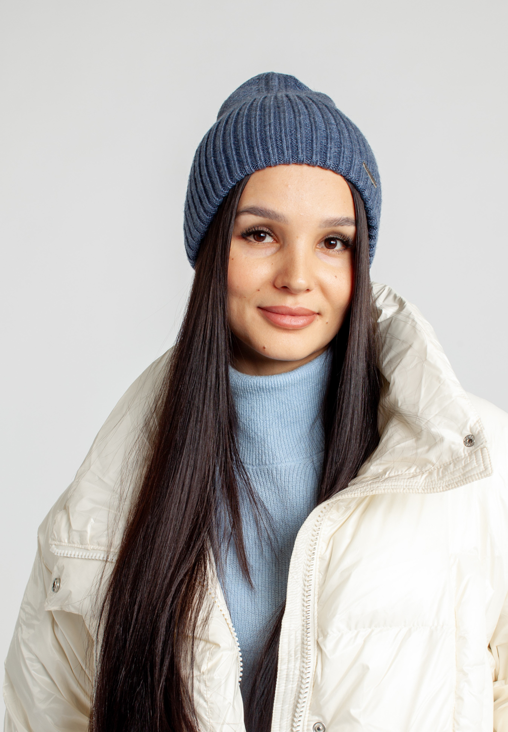 Шапка женская без отворота. Теплый и стильный головной убор для утепления в осенний и зимний сезон.